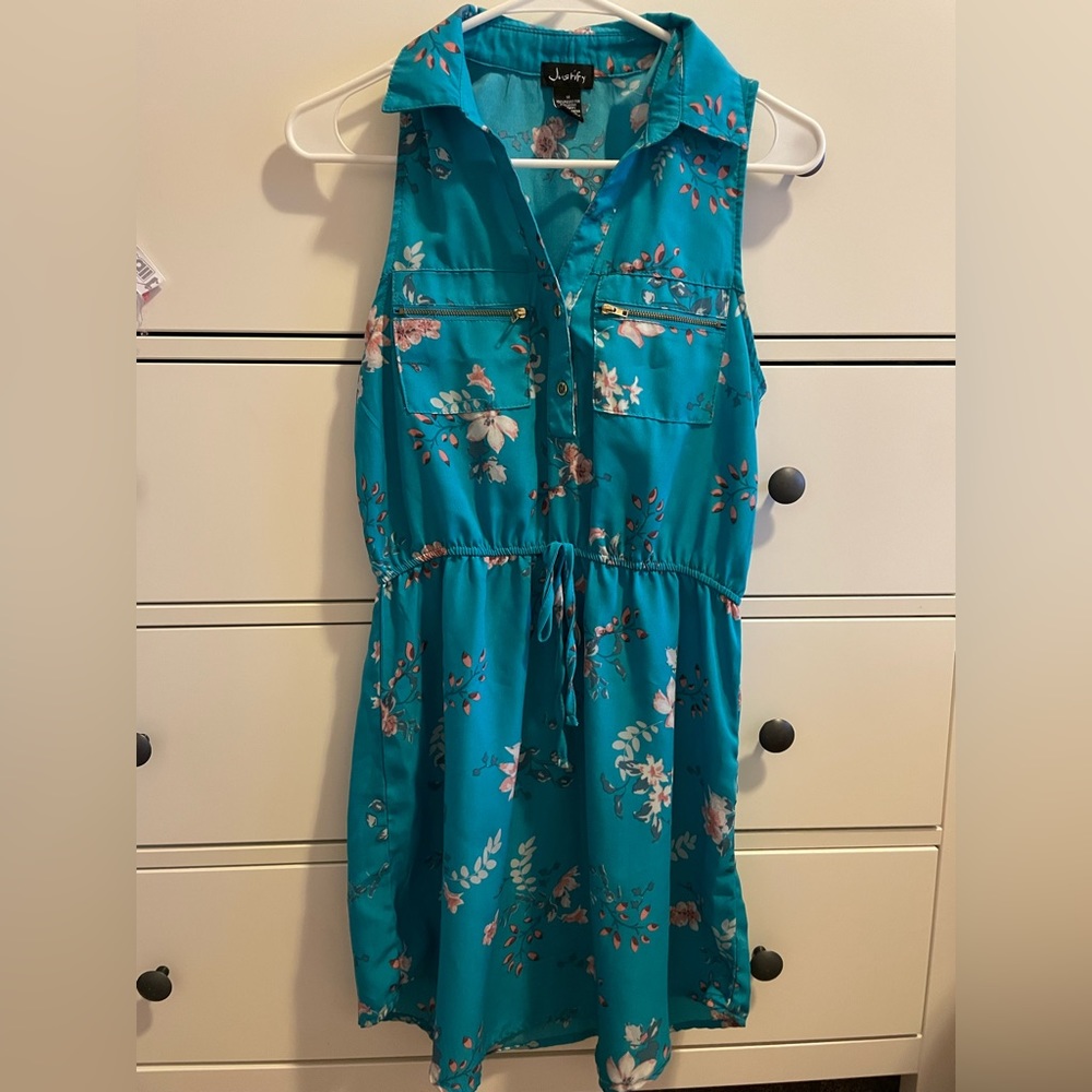 Junior blue floral sleeveless dress with buttons and zippers
